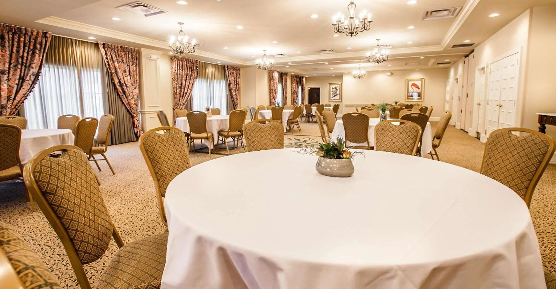 Hampton Inn & Suites Savannah Historic District 3*,  ABD
