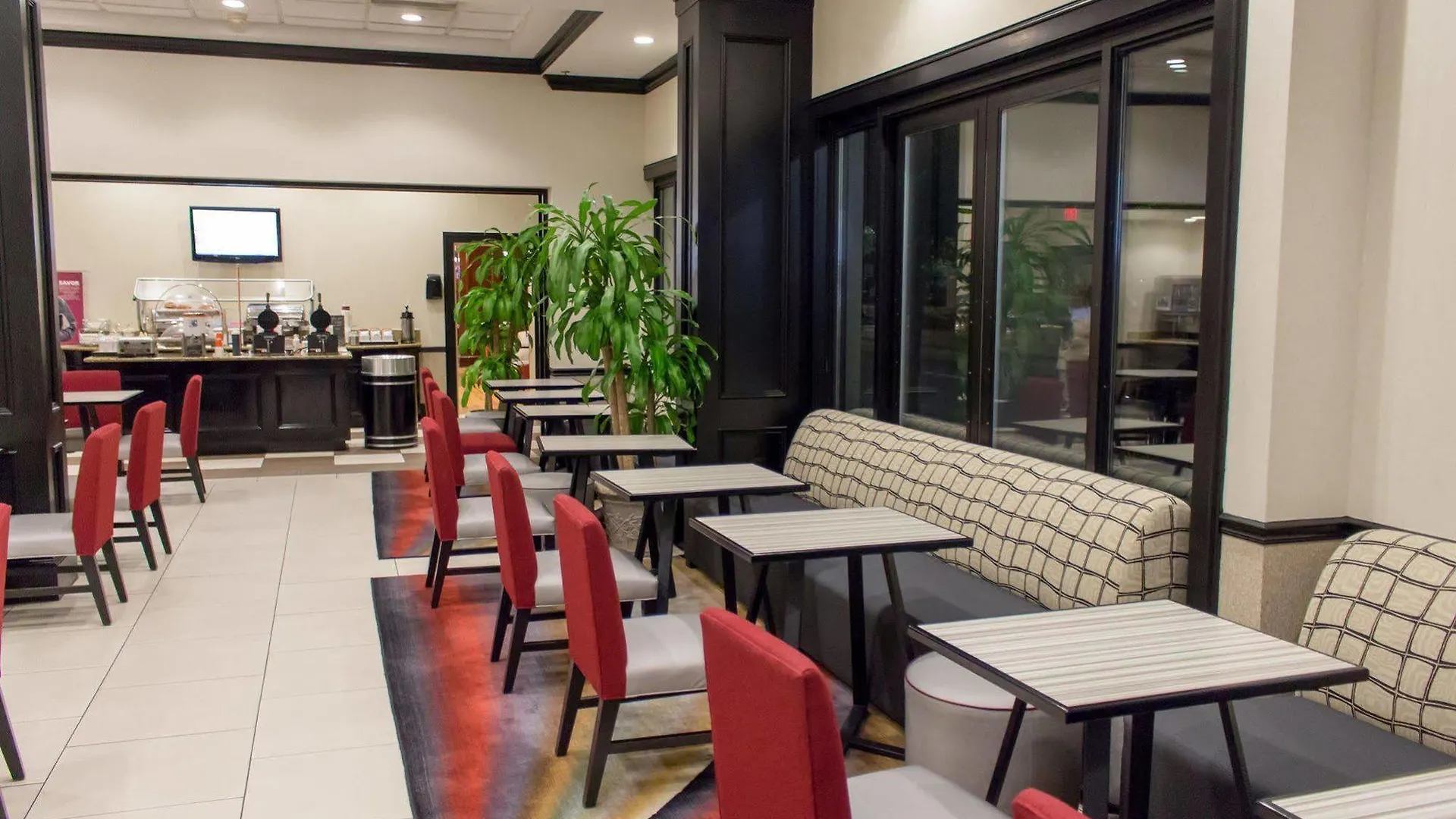 Hampton Inn & Suites Savannah Historic District 3*,
