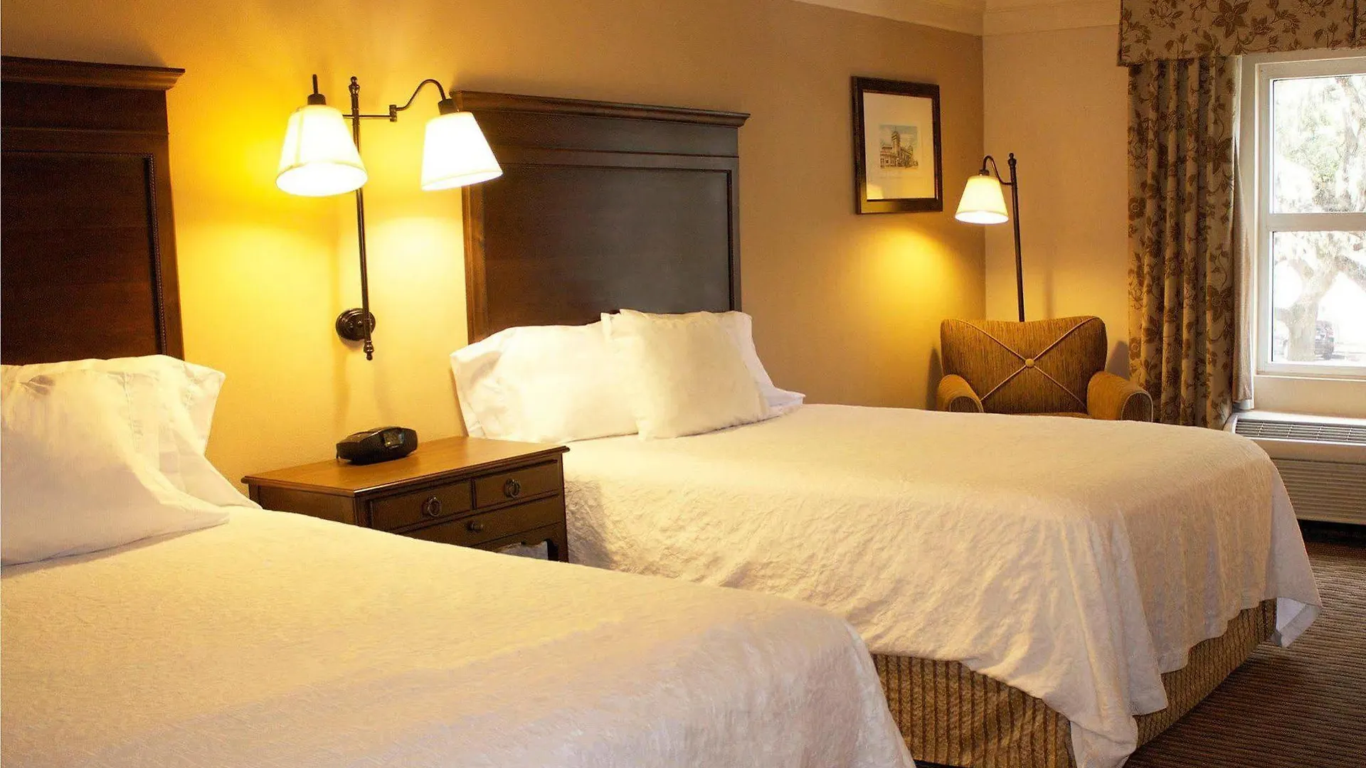 Hampton Inn & Suites Savannah Historic District 3*,  ABD